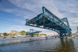 geöffnete Kaiser-Wilhelm-Brücke